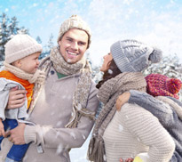 Famille qui joue dans la neige