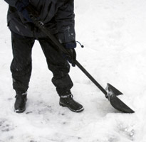 Personne qui pelte de la neige